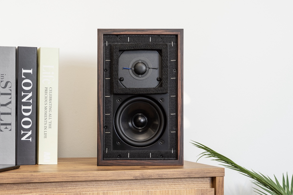 Die Stirnseite prägen insbesondere das getackerte Klettband für die Blendenbefestigung und der den Tweeter einfassende Filzkragen. Wie für damalige Zeit üblich, ist die gesamte Front etwas zurückversetzt in den Korpus eingelassen.