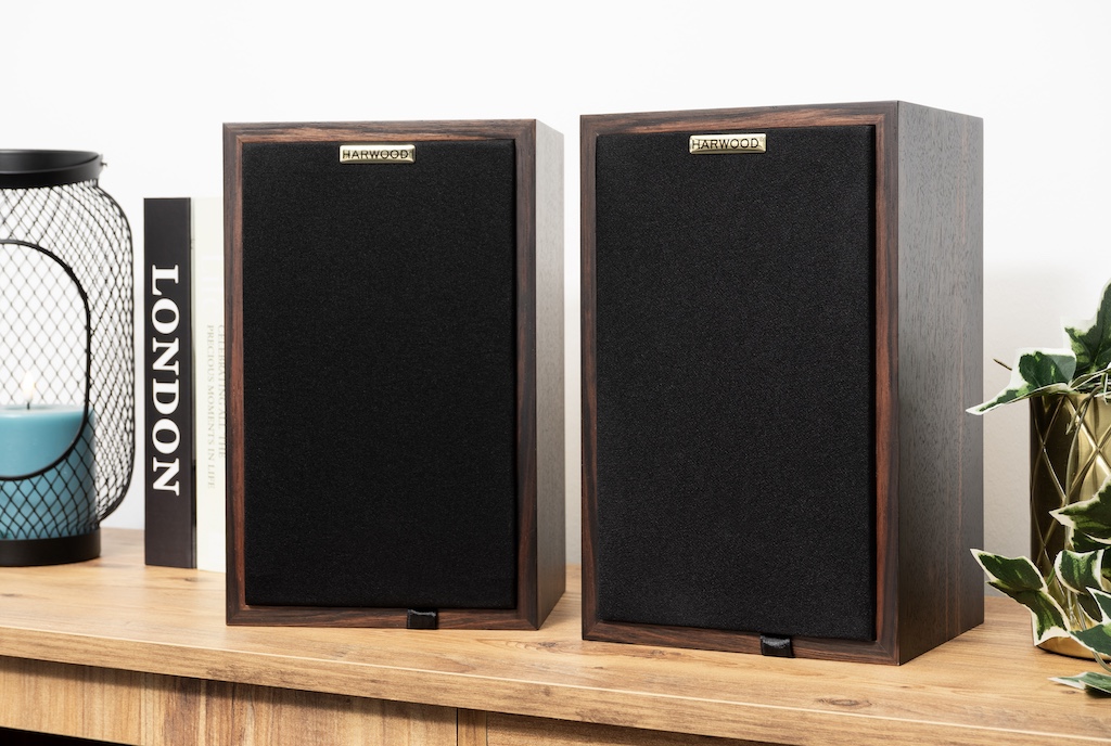 2 LS auf Sideboard, mit Blende (251111.Harwood 13)Originalgetreu bis zur Blende – bis auf zwei Unterschiede: Die Original-Lautsprecher zierte natürlich ein BBC-Logo. Die ursprünglichen Stoffabdeckungen hatte auch keine Lasche, um die Blenden abzunehmen. Bei der Harwood-Replik haften sie dank Klettband derart kräftig, dass sie ohne die Lasche kaum zu entfernen wären.