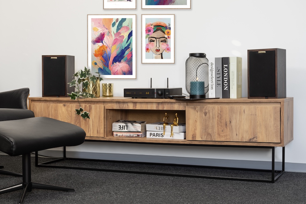 Als Kompaktlautsprecher passt der kaum Schuhkarton-große Monitor prima auf ein Sideboard, wenn man ihn nicht auf separate Stative stellen kann oder möchte.