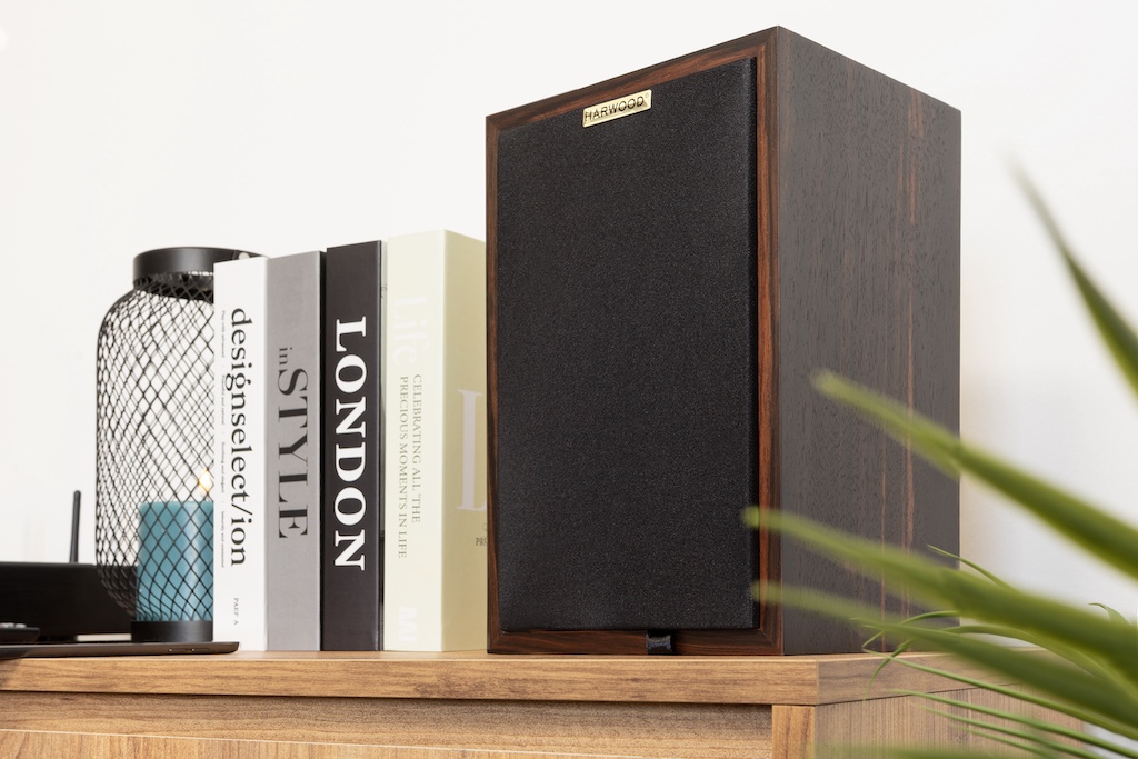 Das Furnier ist fein verarbeitet: Die Maserung des Palsiander-Holzes verläuft im Übergang von der Oberseite zu den Wangen absolut bruchlos.