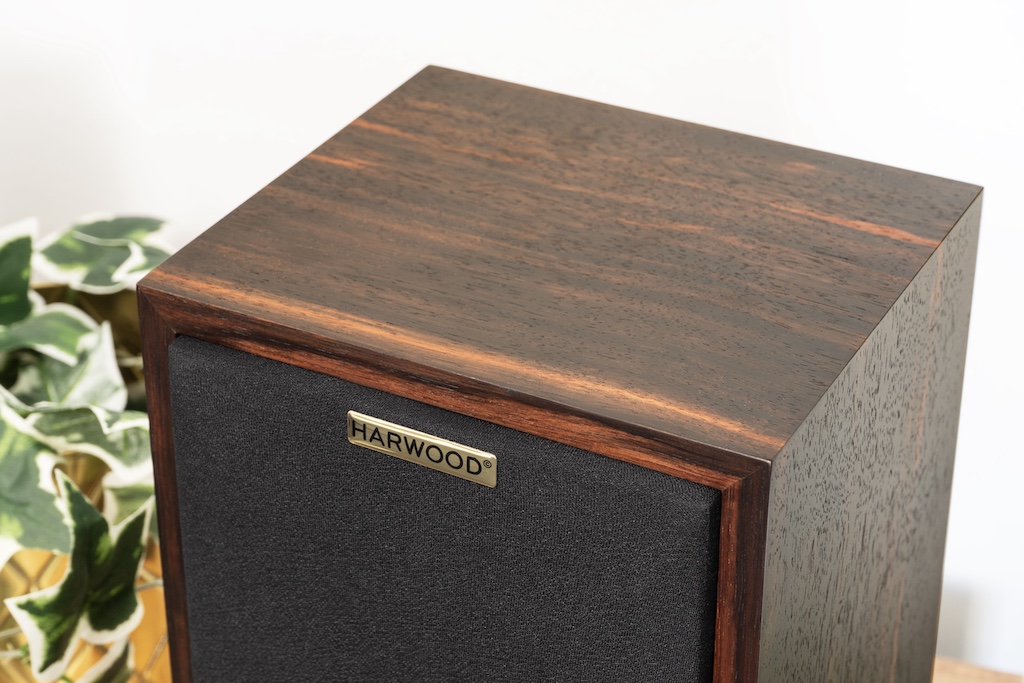 Der Monitor ist mit einem attraktiven Palisander-Furnier bekleidet, das bestens verarbeitet ist und auch eine angenehme Oberflächen-Haptisch aufweist.