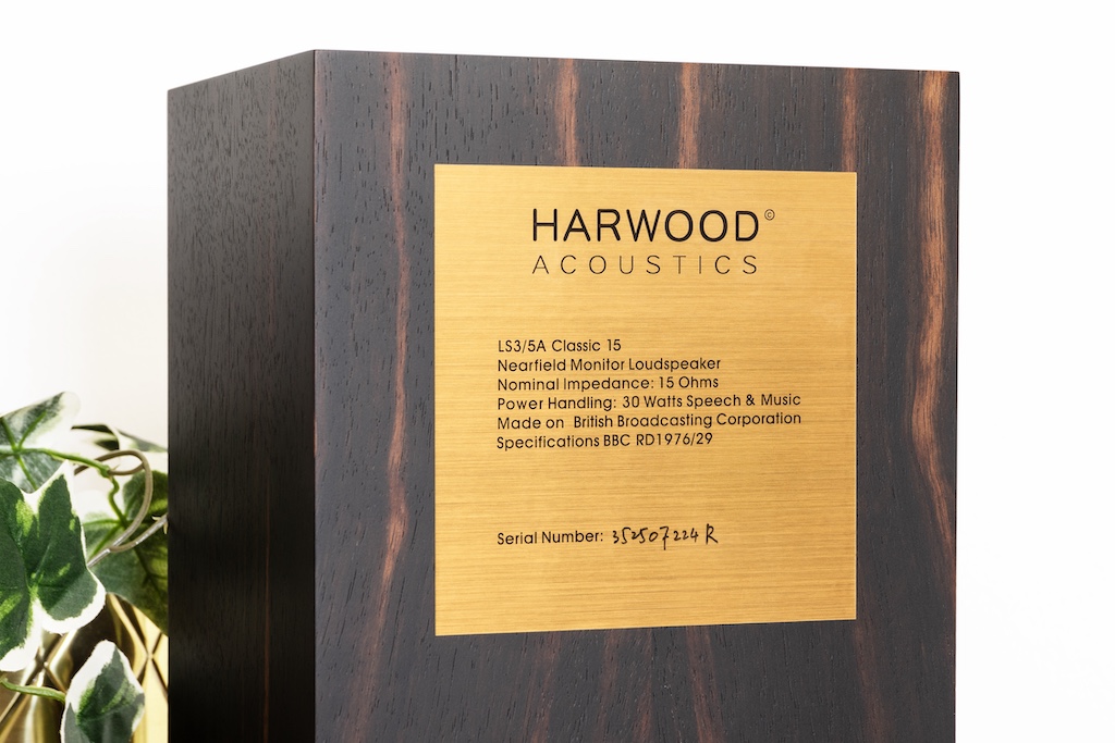 Das Etikett attestiert es: Die Harwood-Replika dieses Nahhfeld-Monitors ist nach den BBC-Spezifikationen gebaut, wie sie vom Research Department der altehrwürdigen Rundfunkanstalt in dem Report RD 1976/29 festgeschrieben sind.