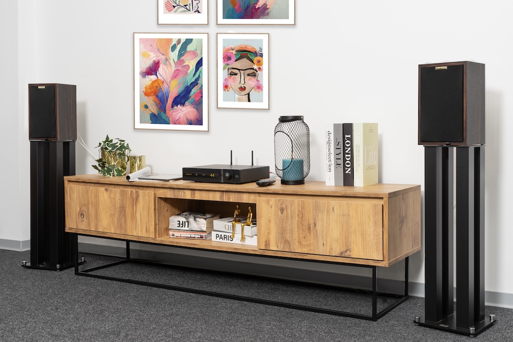 Auf Stativen können die Monitore ihre beste Performance liefern, weil kein Sideboard oder Regal klangverschlechternd mitschwingt. Hier stehen die Schallwandler auf genau passend für die LS3/5A realisierten Massiv-Lautsprecherständer von Music Tools.