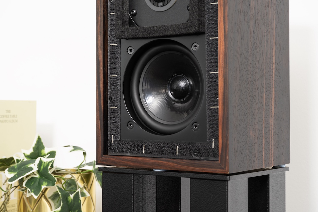 Der 110 Millimeter durchmessende Mitteltieftöner schallwandelt, ebenfalls originalgetreu, mit einer Konusmembran aus dem Kunststoff Bextrene. Die Beschichtung dient damals wie heute der Zähmung von Resonanzfrequenzen.