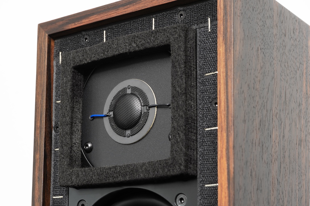 Der durch ein Gitter geschützte Hochtöner ist ein getreuer Nachbau des originalen Tweeters: Der Hochtöner schallwandelt mit einer 19 Millimeter-Kalotten aus dem Membran-Material Melinex. Auch die Filzeinfassungen ist originalgetreu: Sie dämpft seitlich abgestrahlte Schallanteile, die sich besonders stark an den den Korpus-Kanten brechen können, weil die Schallwand leicht zurückversetzt ist.