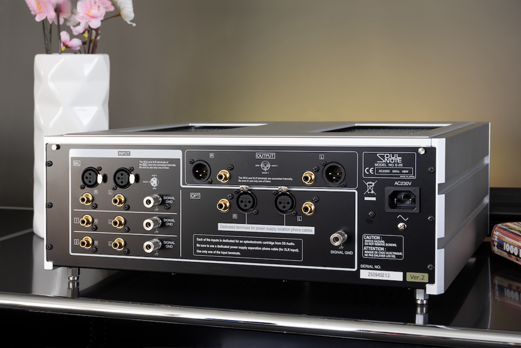 Die gut strukturierte Rückseite punktet mit einer für Phono-Vorverstärker außergewöhnlichen Anschlussvielfalt. Dabei bietet der E-2 für jeden der vier Eingänge eine eigene Erdungsklemme.