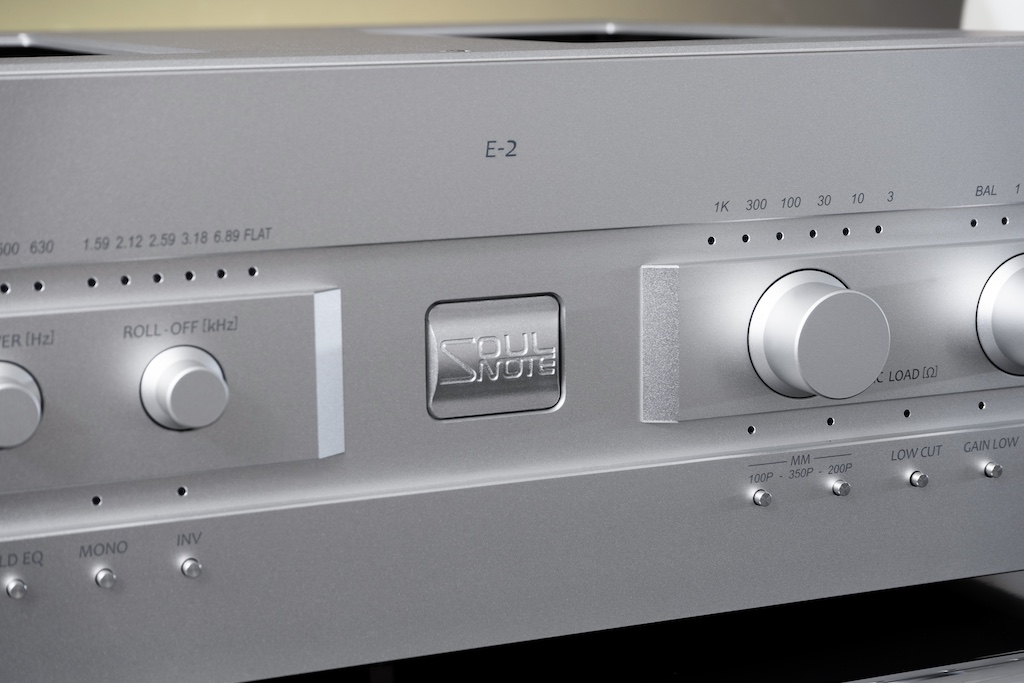 Auch das gravierte Soulnote-Logo samt seiner Intarsien-artigen Inszenierung befördert die noble Anmutung des Phono-Vorverstärkers.