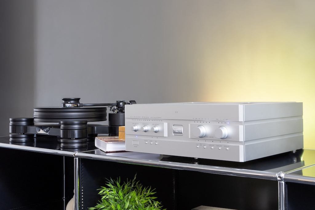 Der E-2 ist auf drei Punkten gelagert. Hier hat er über zylindrische Füße Kontakt zum Untergrund. Sie können für eine noch punktuellere Ankopplung gegen im Lieferumfang enthaltene Spikes ausgetauscht werden.