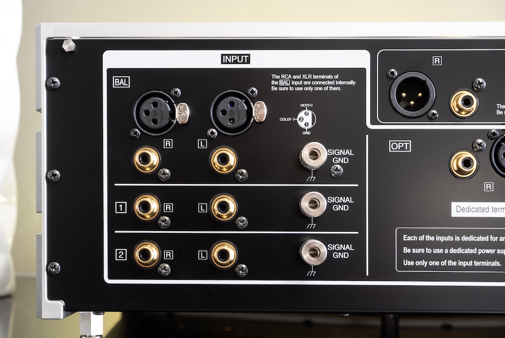 Für MM-und MC-Abtaster bietet der E-2 zwei unsymmetrische Eingänge. Für MC-Systeme, die per se symmetrisch ausgelegt sind, steht zudem ein Balanced Input zur Verfügung – wahlweise mit Cinch oder XLR-Buchsen.