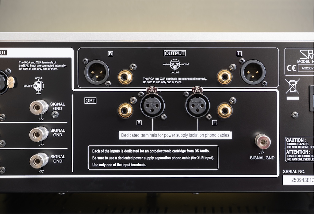Der E-2 bietet sogar einen mit „OPT“ bezeichneten Input für fotoelektrische Abtaster von DS Audio. Dahinter agiert natürlich auch eine spezielle Verstärkerstufe, die diese Systeme benötigen. Die neue Version des E-2 besitzt über die Cinch-Anschlüsse hinaus nun auch XLR-Buchsen. Hierüber können die erforderliche Stromversorgung für das System und das Musiksignal, das dieses System an den Verstärker liefert, getrennt geführt werden. Für den Output des E-2 stehen dann ein symmetrischer und ein unsymmetrischer Anschluss zur Verfügung.