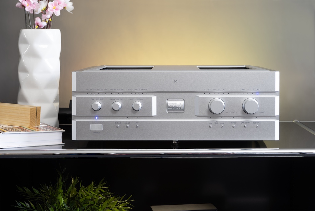 Die neue Version des E-2 ist direkt an der Frontgestaltung erkennbar. Sie lehnt sich an die Dreier-Serie von Soulnote an. Mit ihren drei reliefartig herausgearbeiteten breiten Metallbändern strahlt sie deutlich mehr Ruhe aus als die geriffelte Stirnseite des Vorgängers.