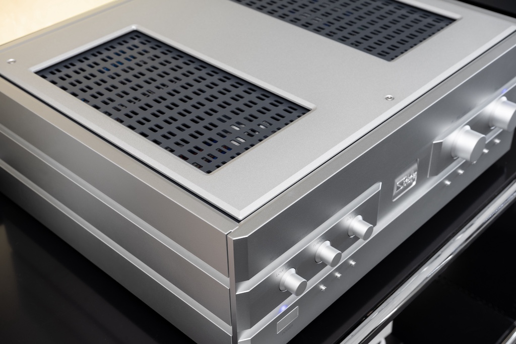 Das Gehäuse besteht aus einer genau austarieren Kombination von Aluminium und Stahl. Äußerlich prägt Aluminium die Anmutung – und hier sorgt die superbe Material- und Fertigungsqualität für den ausgesprochen hochwertigen Auftritt.