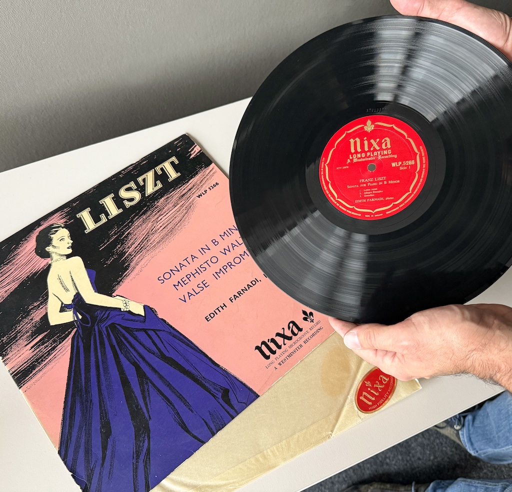 Historischer Schatz: Diese 1954 von Nixa veröffentlichte Mono-Aufnahme bietet Edith Farnadis Interpretation von Franz Liszts berühmter Klaviersonate h-moll. Der E-2 macht es möglich, diese Aufnahme wieder in der richtigen Wiedergabe-Weise genießen zu können.