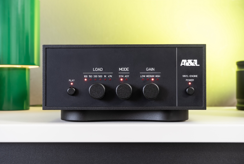 Dank der schmaleren, abgerundeten und allseitig taillierten Bodenplatte scheint der Verstärker zu schweben.