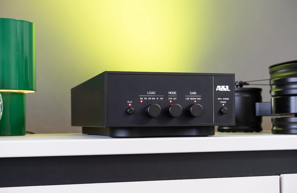 Die Alders & Lange Vinyl-Engine präsentiert sich als hochwertige Phono-Vorstufe in minimalistischem Clean-Design.