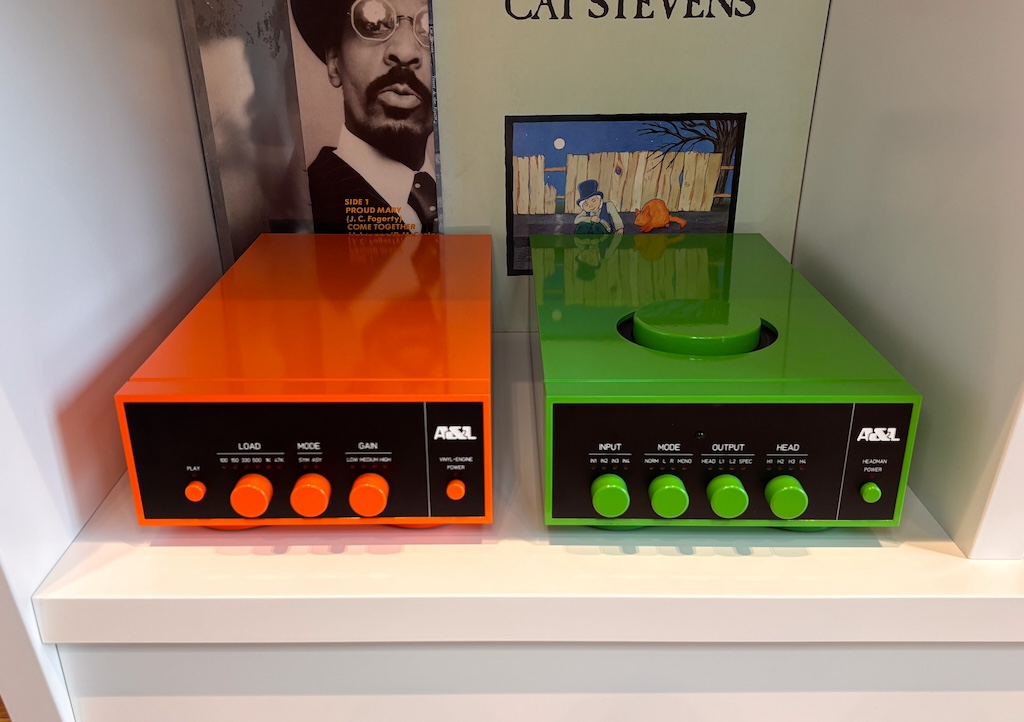 Auf Wunsch werden die Komponenten auch in attraktiv-auffälligen Kolorierungen lackiert: Hier in leuchtendem Orange die Vinyl-Engine und in frischem Grün der Headman, ein modularer Verstärker für Kopfhörer und Line-Signale.