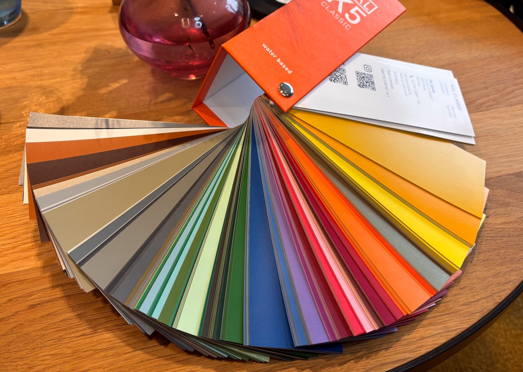 Alles ist möglich – weil Alders & Lange eine Manufaktur ist: Die Modelle sind in Schwarz, Weiß, Grau und, gegen Aufpreis, in jeder RAL-Farbe realisierbar.