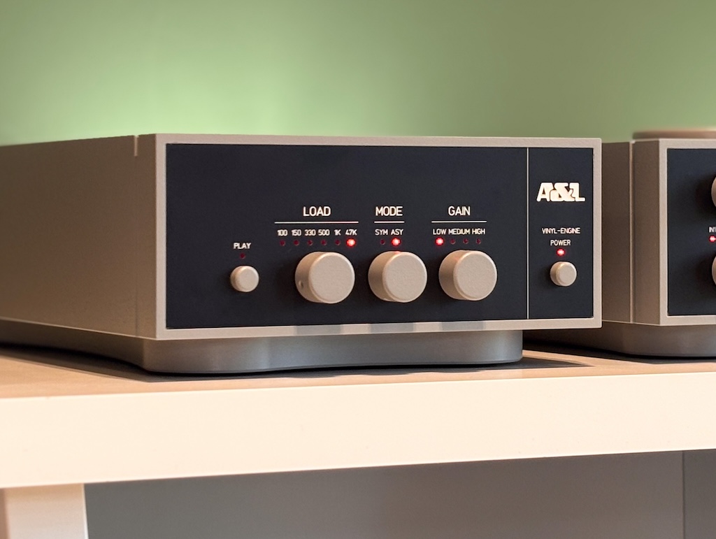 Die Lackierung – hier in Staubgrau – umfasst den umgebenden Metallkorpus und die Bedienelemente. Die Frontplatte hingegen ist immer in Schwarz realisiert.