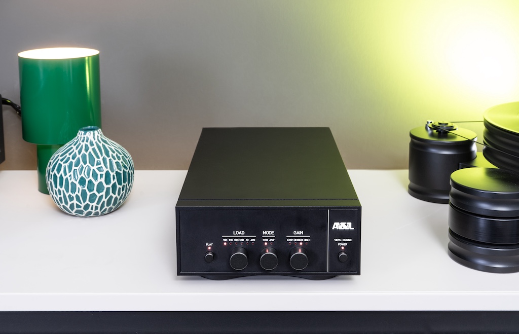 Mt dem Midi-Size-Format und dem flachen, langgestreckten Metall-Korpus macht die Vinyl-Engine insbesondere auf dem Sideboard eine schlank-elegante Figur.