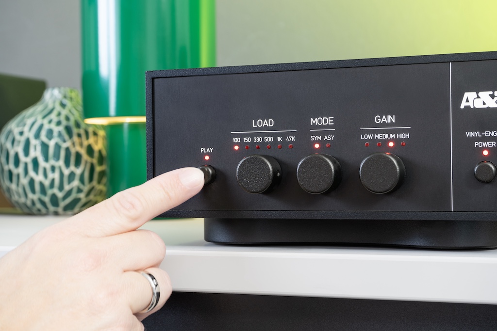 Der „Play“-Schalter dient der Stumm-Schaltung. Seine Nutzung empfiehlt sich beim Betätigen der Wahlschalter, um Umschaltgeräusche zu vermeiden. Auch nach Einschalten der Vinyl-Engine ist das Drücken des „Play“-Schalters erforderlich, um die Verstärkerausgänge freizuschalten.