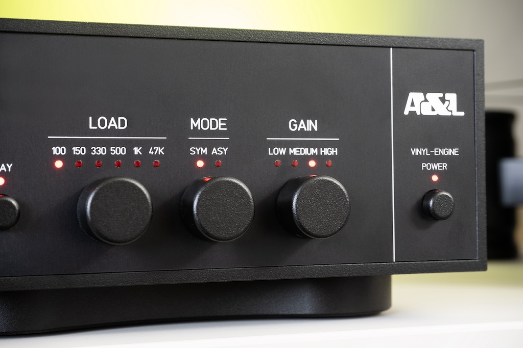 Zur Anpassung an ein MM- oder MC-System bietet die Vinyl-Engine mit „Load“ fünf verschiedene Eingangsimpedanzen für MC sowie die üblichen 47 Kiloohm für MM. Via „Gain“ lassen sich vier verschiedene Verstärkungen einstellen: Für den „Medium“-Bereich gibt es zwei Stufen. Der mittlere, mit „Mode“ bezeichnete Wahlschalter dient der Umschaltung zwischen dem unsymmetrischen und dem symmetrischen Eingang. Der jeweils ungenutzte Input wird Relais-gesteuert aus dem Signalpfad genommen.