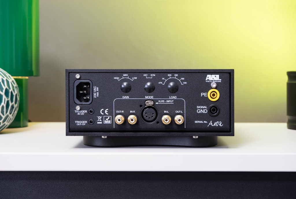 Die Rückseite bietet einen symmetrischen und einen unsymmetrischen Input, einen unsymmetrischen Output und zudem Trigger-Anschlüsse: Über diese 3,5-Millimeter- Klinkenbuchsen kann die Vinyl-Engine ferneingeschaltet werden beziehungsweise selbst andere angeschlossene Komponenten aktivieren.