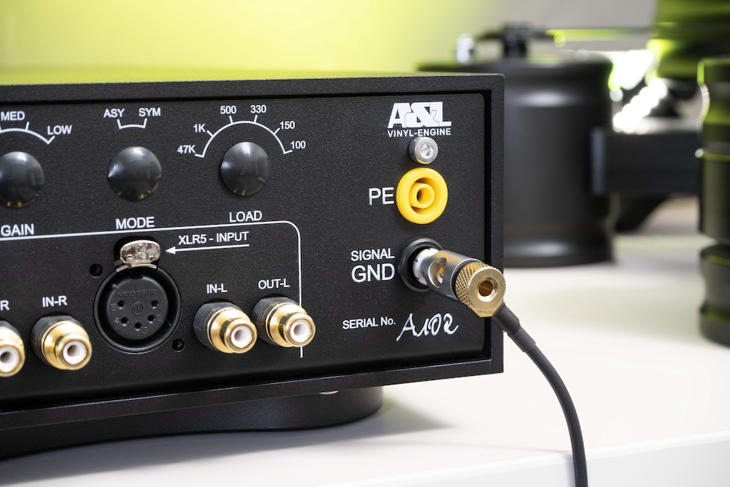 Zur Brummvermeidung bei der Nutzung des unsymmetrischen Inputs gibt es mit einer Ground- sowie einer PE-Buchse gleich zwei Erdungsoptionen. Der beigelegte Bananenstecker ermöglicht hier das Anklemmen konventioneller Litzen oder Gabelschuh-Kabel.