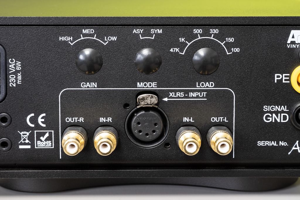 Neben dem üblichen unsymmetrischen Eingang, der mit Cinch-Buchsen realisiert ist. Bietet die Vinyl-Engine einen symmetrischen Input. Hier setzt A & L auf eine clevere Lösung mit fünfpoligem XLR-Anschluss. Über der Anschluss-Sektion sieht man die bereits vorbereiteten, mit Verschlusskappen versiegelten Bohrungen für die mögliche rückseitige Platzierung der Drehwahlschalter.