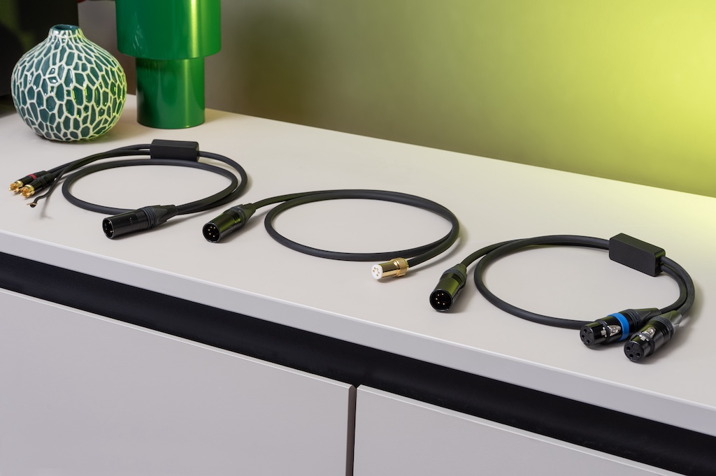 Zur Nutzung des symmetrischen Eingangs bietet A & L passende Kabel: Sie sind verstärkerseitig mit dem fünfpoligen XLR-Stecker versehen, hin zum Plattenspieler dann wahlweise konfektioniert mit zwei Cinch-Steckern plus Erdungsleitung (links), einem SME-Stecker (Mitte) oder zwei Dreipol-XLR-Steckern (rechts).