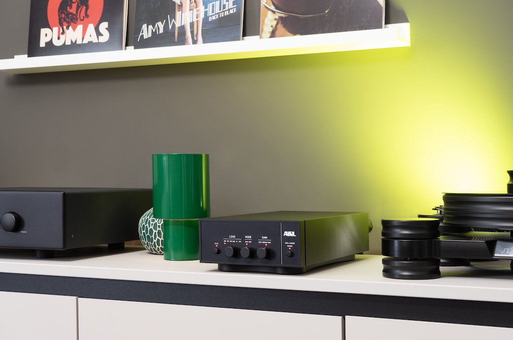 Mit seinem dezent-minimalistischen Design fügt sich der Phono-Vorverstärker geschmeidig ins Ambiente ein.