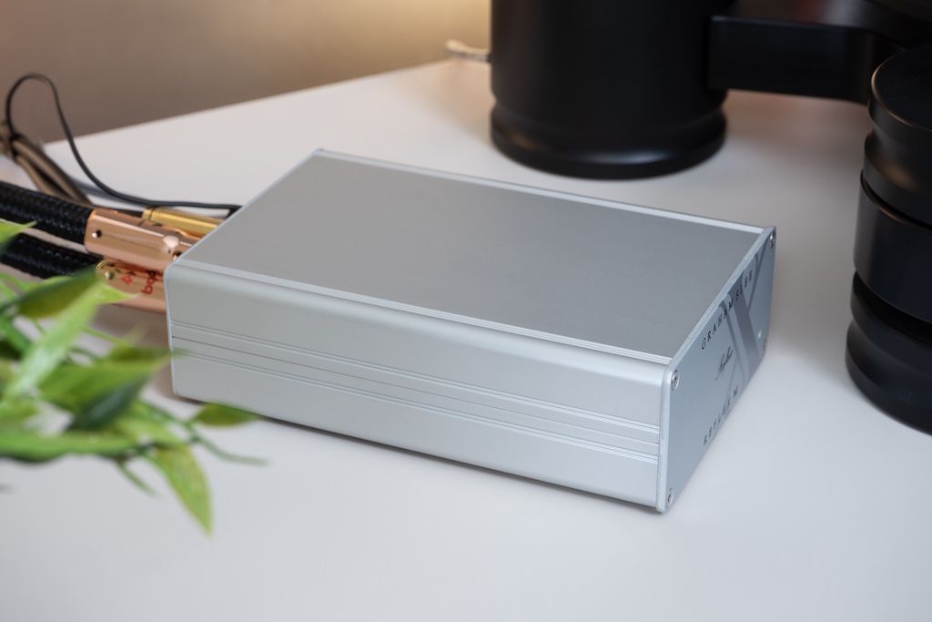 Firlefanz-frei: Das Aluminium Gehäuse besteht aus einem zweiteiligen Strangpress-Profil mit vorder- und rückseitigen Abdeckplatten. Diese Schlichtheit gehört zu Graham Slees No-Nonsens-Konzept, kein Geld in aufwändiges, aber überflüssiges Design zu stecken.