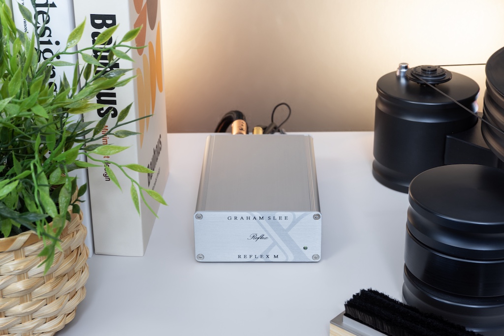 Da der Reflex keine Einstelloptionen bietet, ist die Front sehr aufgeräumt und beherbergt allein eine kleine LED, die anzeigt, dass der Verstärker am Netzteil angeschlossen und damit betriebsbereit ist.