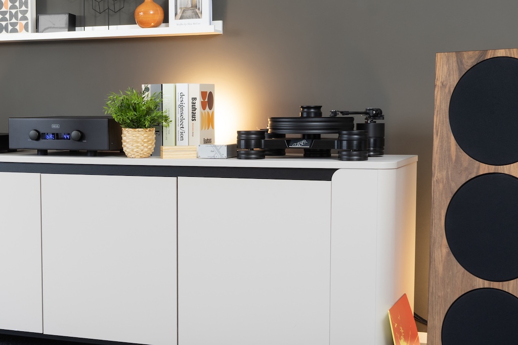 Dank seiner Kompaktheit und dem ausgelagerten Netzteil kann der Verstärker einfach und flexibel in das Ambiente integriert werden.