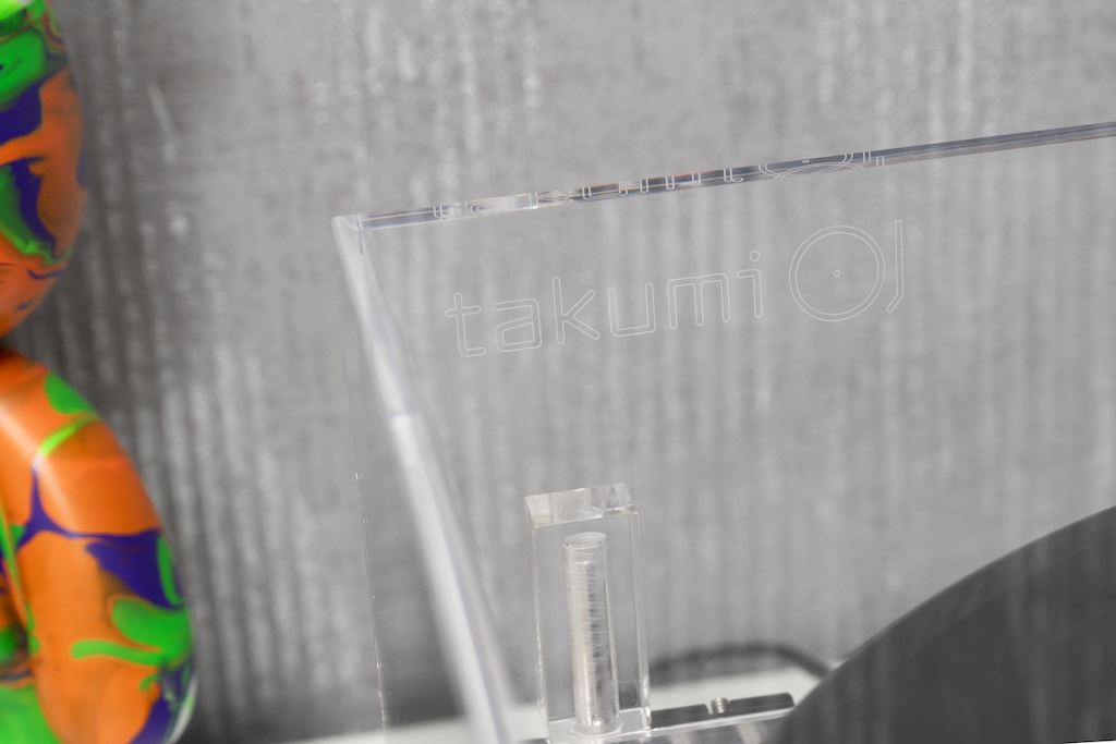 Die Plexiglas-Haube ist sehr fein gearbeitet und sauberst verklebt. Auch die dezente Fräsung mit dem Firmenlogo zeugt von der feinen Fertigungsqualität.