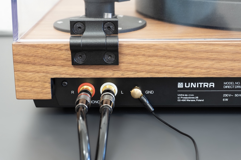Zum Plattenspieler liefert Unitra auch gleich ein hochwertiges, eineinhalb Meter langes Phono-Kabel mit separater, sauber realisierten Erdungsleitung – hier haben wir es auch gleich angeschlossen.