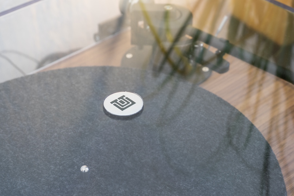 Das stilisierte U, seit jeher das Signet von Unitra, ziert natürlich auch die aktuellen Komponenten. Beim Plattenspieler ist es im Zentrum der Haube als Plakette eingelassen.