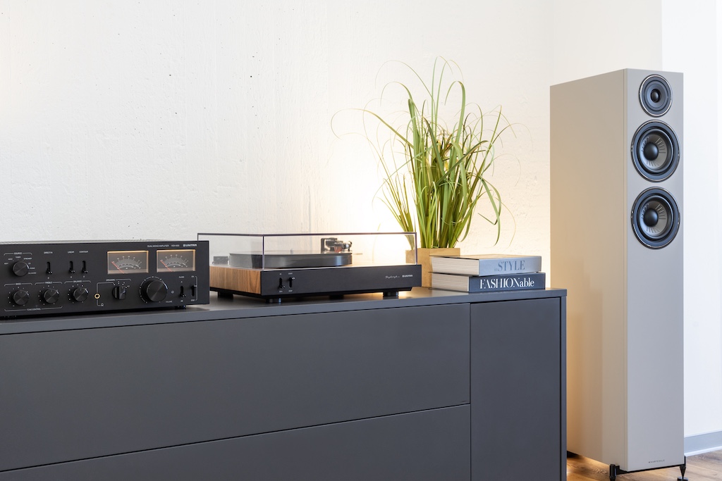 Der Unitra GSH-630 „Fryderyk“ im Betrieb: Hier spielt er mit dem Unitra-Vollverstärker WSH-805, als Lautsprecher agiert die Wharfedale Diamond 12.4i.