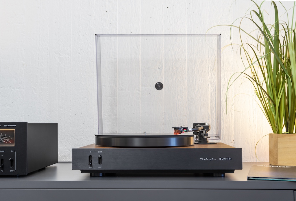 Schlanke Erscheinung: Auch dank der flachen Füße pflegt der Plattenspieler ein Slim Design.