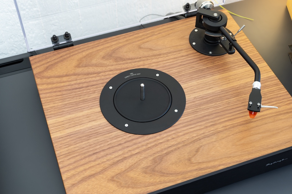 Ohne Teller sieht man den in das Chassis integrierten selbstentwickelten Direktantrieb. Er punktet mit einer digitalen Drehzahlregelung, die mit einer optischen sowie einer magnetischen Sensorik für exakte, konstante Rotation mit ausgezeichnetem Gleichlauf sorgt.