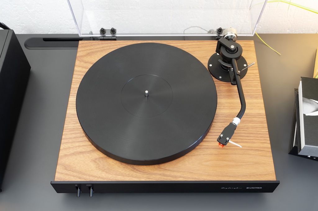 Der Teller aus hochdichtem Polyethylen trägt mit seinem Gewicht von fast zweieinhalb Kilo zur ruhigen Rotation des gesamten Laufwerks bei.