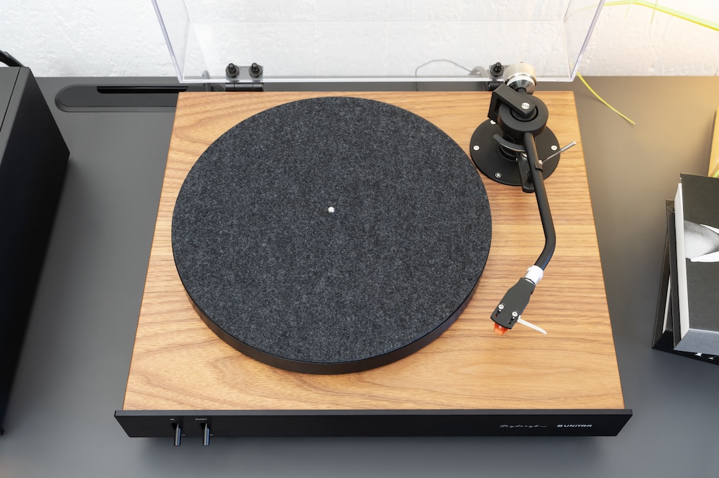 Der Korpus ist mit einem attraktiven Echtholzfurnier bekleidet, das optisch wie auch haptisch die Hochwertigkeit unterstreicht.