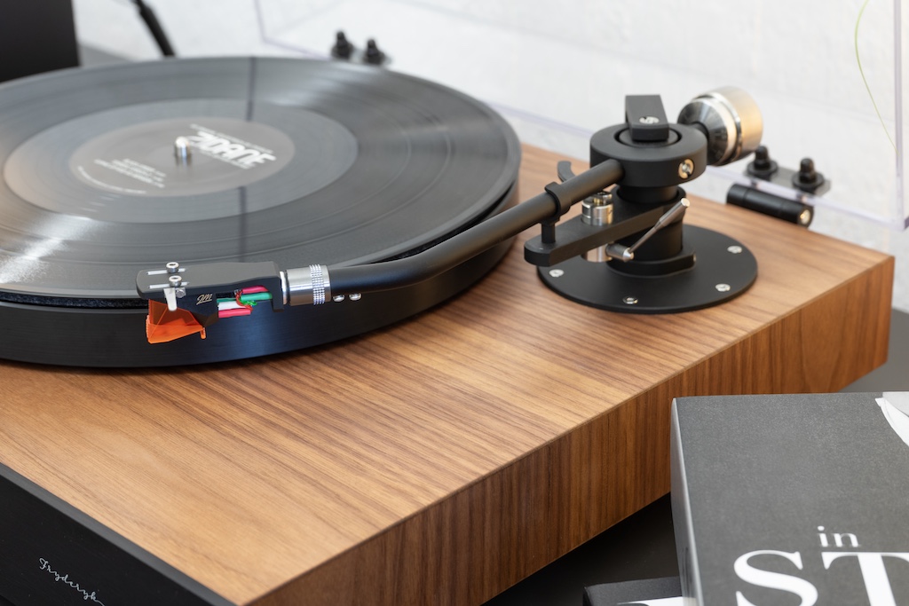 Der J-förmige Tonarm R-10 ist ebenfalls eine Eigenentwicklung – und erweist sich ebenfalls als Hommage an die eigene Historie: Er geht auf den Adam-Arm zurück, den Unitra bereits in den 1970er-Jahren entwickelt hat. Die aktuelle Version des attraktiven Arms wirkt in Mattschwarz abermals edler und moderner.