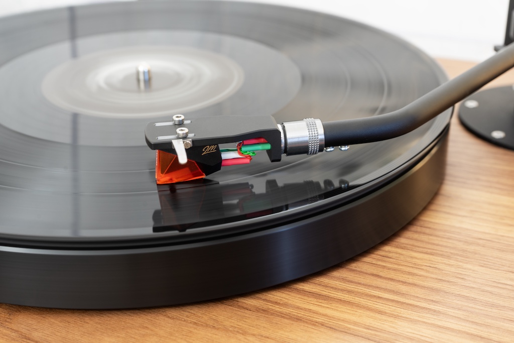 Die Aluminium-Kopfplatte ist dank des SME-Schraubanschlusses schnell wechselbar, falls man den Plattenspieler mit verschiedenen Abtastern betreiben möchte. Ab Werk wird unter die Headshell das ausgezeichnete MM-System Ortofon 2M Bronze montiert.