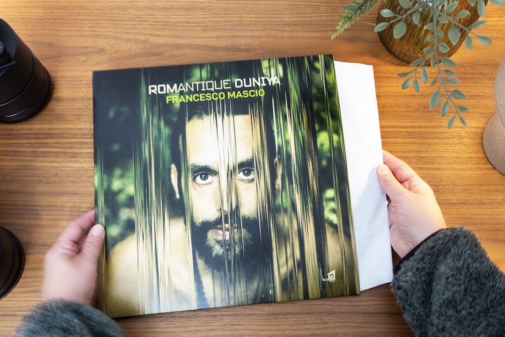 Das Portrait des italienischen Komponisten und Gitarristen ziert das Cover. Im Verbund mit mit dem dezenten Bird Box-Logo unten rechts lässt ahnen, was uns auf dieser Platte erwartet: Das audiophile ist auf Jazz und akustische Musik fokussiert, Mascio zelebriert hier im Zusammenspiel mit 19 Musikern die reiche Vielfalt der prägenden kulturellen Einflüsse dieser Welt.