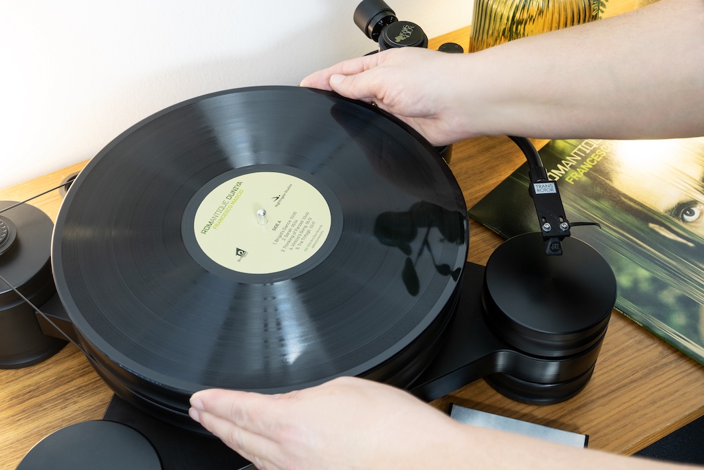 Die Pressung ist auf 180 Gramm Vinyl erfolgt. Die Platte sieht tadellos aus. Trotzdem empfiehlt Blaxk Box, die LP vor dem Anhören einer hochwertigen Ultraschall-Reinigung zu unterziehen.