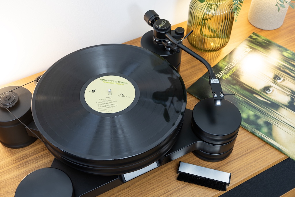 Die Pressung ist exzellent: Die LP ist absolut eben und rotiert ruhig und völlig plan auf dem Plattenteller.