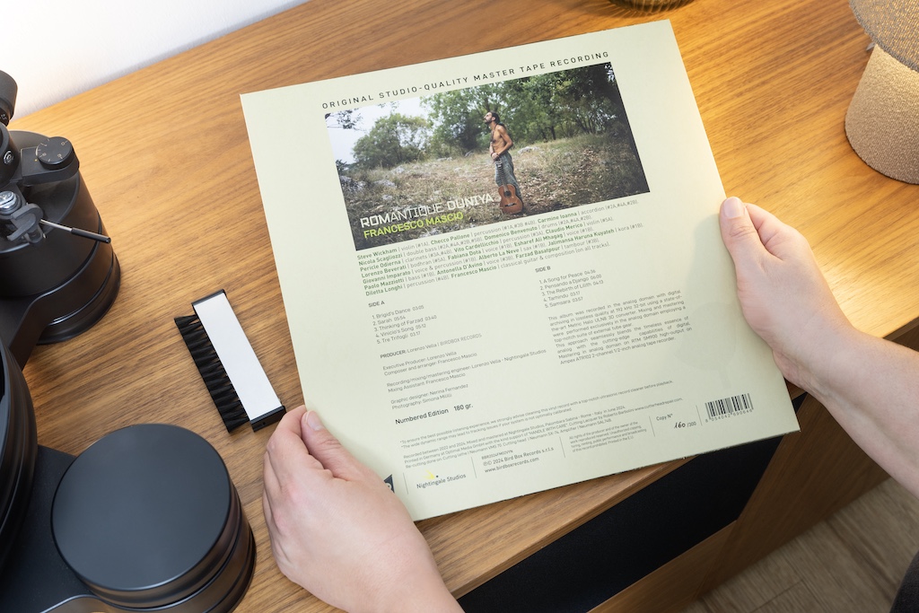 Die Rückseite des Covers nennt uns die zahlreichen Virtuosen, die an diesem Album mitgewirkt haben, nennt die Tracks und gibt Auskunft über die den Aufwand, der bei der Produktion dieses Albums zugunsten einer superbe Klangqualität betrieben worden ist.