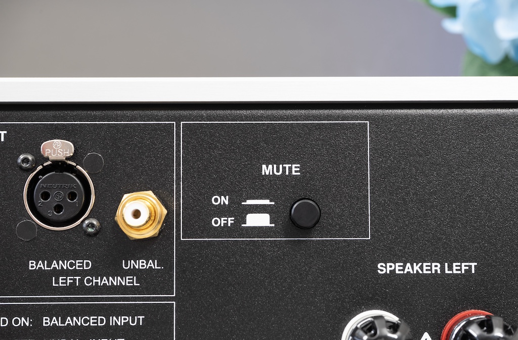 Der „Mute“-Knopf dient der Stummschaltung der Endstufe. Dies ist ein feines Feature, weil es ein geräuschloses und schnelles Tauschen von Kabeln ermöglicht – und ebenso das stille Umschalten bei der Eingangswahl und der Damping Control erlaubt.