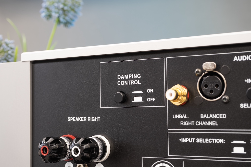 Die zuschaltbare „Damping Control“ ist eine Accustic Arts-typische Schaltungsdelikatesse: Die Dämpfungsfaktor-Linearisierung soll eine bestmögliche Balance schaffen zwischen hoher Verstärker-Kontrolle über die Lautsprecher-Chassis, optimalem Schwingverhalten der Lautsprechermembranen und zugleich hohem und konstantem Widerstandsverhältnis vom Verstärker-Ausgangswiderstand zur Lautsprecher-Impedanz.