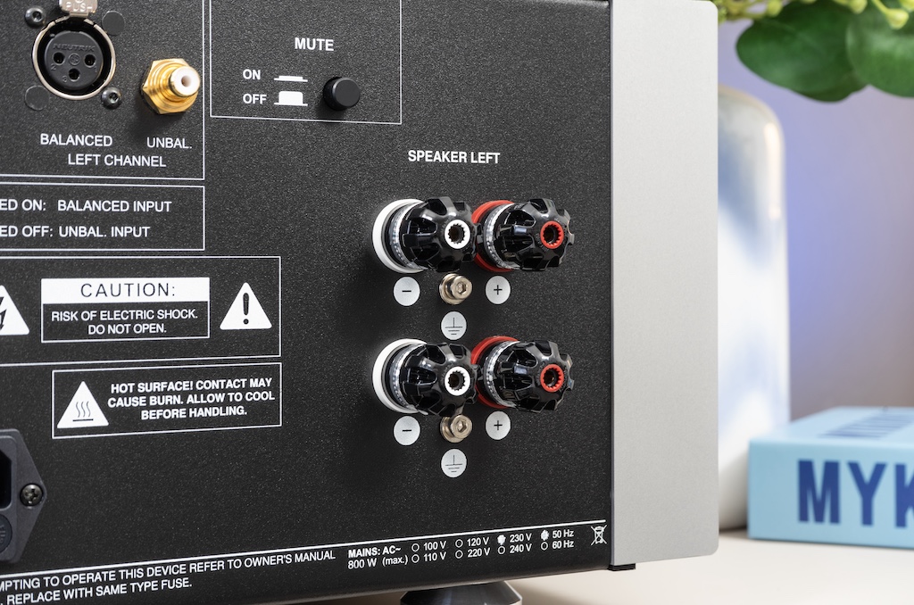 Für den Lautsprecher-Anschluss bietet der Amp I gleich zwei Klemmenpaare. Diese Ausgänge sind gleichwertig. So können Schallwandler im Bi-Wiring-Verfahren angeschlossen werden. Die Polklemmen sind ausgezeichnete Modelle aus der nextgen-Reihe von WBT. Sie besitzen einen minimalen Metallanteil zugunsten einer maximalen Klangneutralität. Zudem sind sie mit einem Drehmoment-Indikator ausgestattet: So werden, wenn man blanke Litze verwendet, die feinden Drähtchen beim Anziehen nicht beschädigt. Falls das Lautsprecherkabel über eine separate Leitung für die Abschirmung verfügt, offeriert der Amp I hierfür sogar eigene Erdungskontakte.